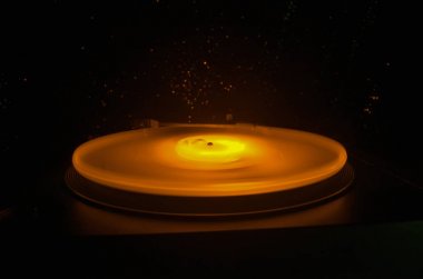 Hız - ateş ve duman izi - vinil kayıt kavramı. Vinil disk yazma. Pikap vinil plak çalar. Retro ses ekipmanları için disk jokey. Ses teknolojisi. Yakın çekim