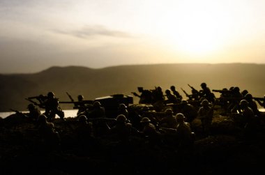 Savaş kavramı. Askeri siluetleri sahne üzerinde savaş sis sky mücadele arka plan, Dünya Savaşı askerler siluetleri bulutlu manzarası, gece aşağıda. Saldırı sahne. Zırhlı araçlar. Savaş tankları