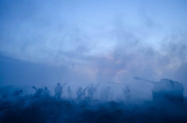 Savaş kavramı. Askeri siluetleri sahne üzerinde savaş sis sky mücadele arka plan, Dünya Savaşı askerler siluetleri bulutlu manzarası, gece aşağıda. Saldırı sahne. Zırhlı araçlar. Savaş tankları
