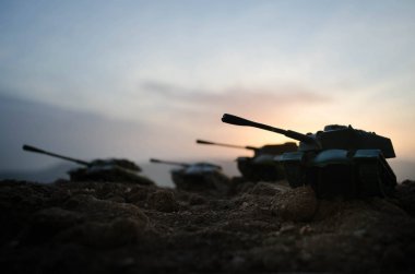 Savaş kavramı. Askeri siluetleri sahne üzerinde savaş sis sky mücadele arka plan, Dünya Savaşı askerler siluetleri bulutlu manzarası, gece aşağıda. Saldırı sahne. Zırhlı araçlar. Savaş tankları