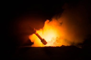 Roket fırlatma yangın bulutlu. Nükleer füzeler ile savaş başlığı amaçlayan gece kasvetli gökyüzüne. Yeleklerinde roketler savaş amaç. Dünya Savaşı'ndan uyarı