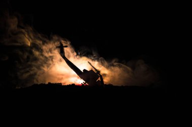 Uçak kazasında. Düşen helikopter yakma. Yok edilen helikopter. Kara ateş arka plan, oyuncak ile dekore edilmiştir. Savaş ya da terörizm