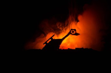 Uçak kazasında. Düşen helikopter yakma. Yok edilen helikopter. Kara ateş arka plan, oyuncak ile dekore edilmiştir. Savaş ya da terörizm