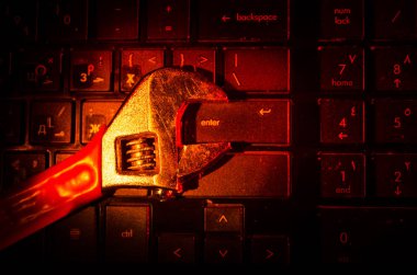İngiliz anahtarı aracın üstüne koyu arka plan yakın kadar seçici odak üstünde a laptop