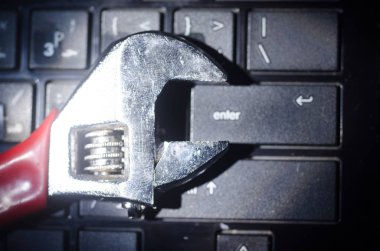 İngiliz anahtarı aracın üstüne koyu arka plan yakın kadar seçici odak üstünde a laptop