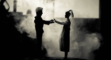 Bebek evlilik çift kapalı birbirlerine sarılıyor. Beyaz elbiseli güzel model kız. Takım elbiseli adam. Düğün aşk kavramı. Yakın çekim.