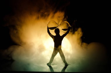 Kum saati ile kavramsal görüntü ve ve arka plan sis ile aya olan adam. Kum saati dokunmadan oyuncak figür silüeti. son tarih kavramı.