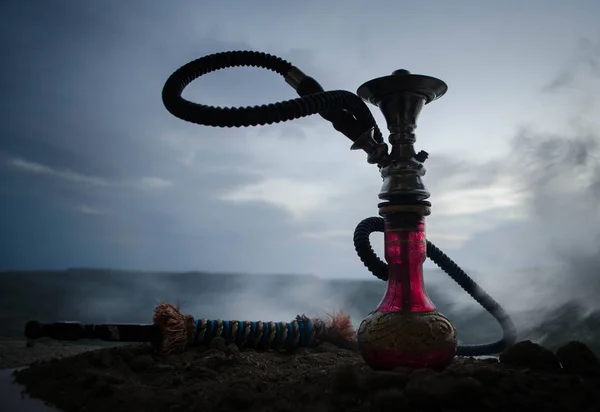 Hookah, tubería de agua árabe tradicional, luz directa del atardecer, foto al aire libre — Foto de Stock