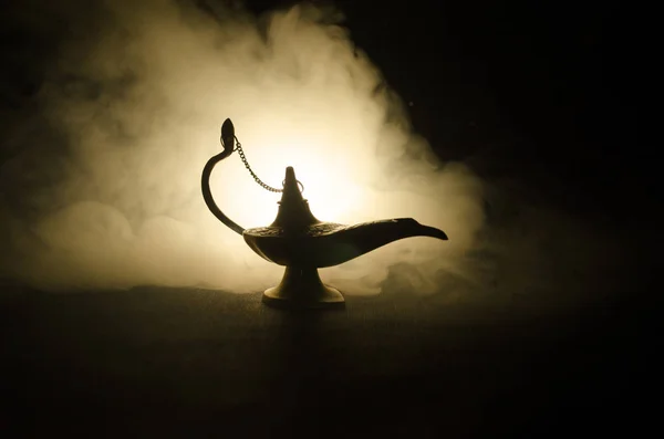 Античные арабские ночи стиль масляная лампа с мягким светлым белым дымом, темный фон. Концепция светильника желаний. Toned — стоковое фото