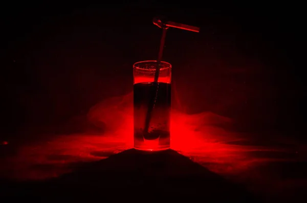 Скло з червоного алкогольний коктейль на темному тлі з димом і підсвічування. Вогонь гарячий популярними. Клуб концепції — стокове фото