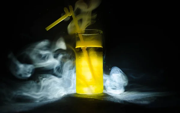Jasny żółty zielony koktajl przyozdobionym z wapnem. Klasyczne koktajle, napoje alkoholowe, napoje bezalkoholowe, pyszne koktajle na ciemnym tle z dymu i światło — Zdjęcie stockowe