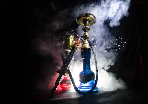 Wasserpfeife heiße Kohlen auf Shisha-Schüssel mit schwarzem Hintergrund. stilvolle orientalische Shisha — Stockfoto