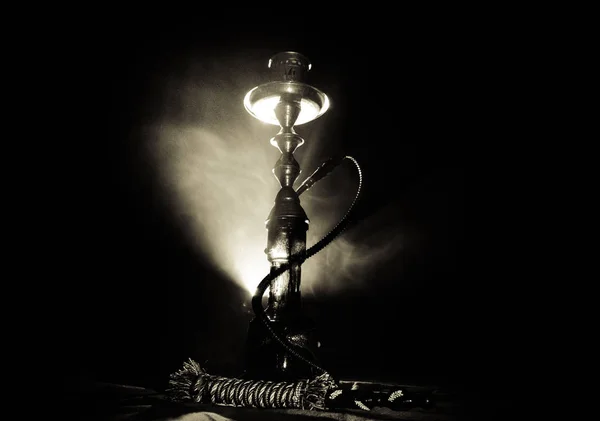 Carvão quente Hookah na tigela shisha com fundo preto. Shisha oriental elegante — Fotografia de Stock