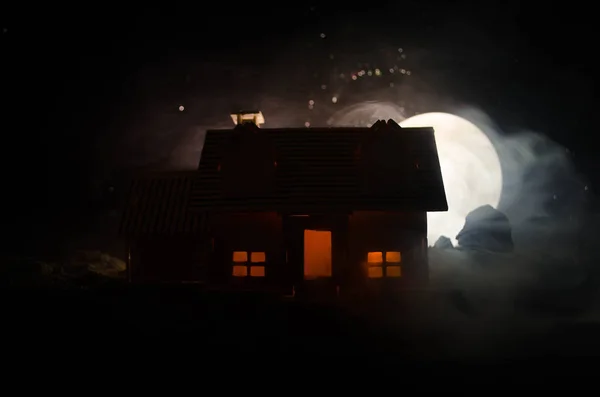 Παλιό σπίτι με ένα φάντασμα τη φεγγαρόλουστη νύχτα ή εγκαταλειφθεί στοιχειωμένο σπίτι του τρόμου στην ομίχλη, παλιά mystic Βίλα με σουρεαλιστική μεγάλο πλήρες φεγγάρι. Έννοια τρόμου — Φωτογραφία Αρχείου