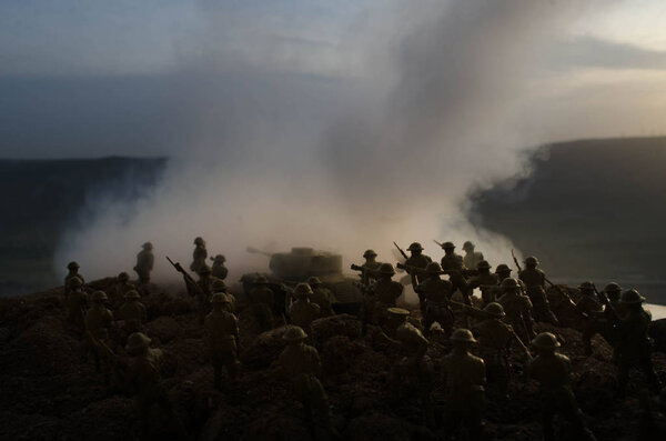 Концепция войны. Военные силуэты боевой сцены на фоне тумана на фоне неба войны, силуэты солдат мировой войны под облачным горизонтом ночью. Сцена нападения. Бронетехника. Танки
