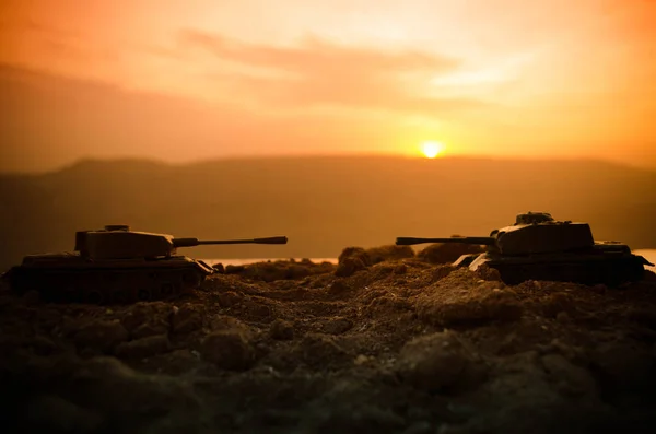 Conceito de Guerra. Silhuetas militares lutando cena no fundo do céu nevoeiro de guerra, Soldados da Guerra Mundial Silhuetas Abaixo Cloudy Skyline À noite. Cena de ataque. Veículos blindados. Batalha de tanques — Fotografia de Stock