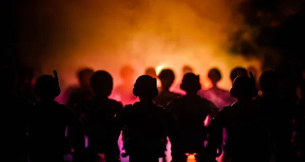 Bereitschaftspolizisten signalisieren Bereitschaft. Machtkonzept der Regierung. Polizei im Einsatz. Rauch auf dunklem Hintergrund mit Lichtern. Blaurote blinkende Sirenen. — Stockfoto