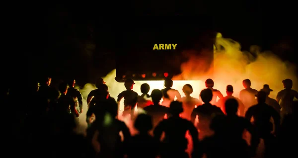 La policía antidisturbios da la señal de estar listo. Concepto de poder gubernamental. Policía en acción. Fuma sobre un fondo oscuro con luces. Sirenas intermitentes azules rojas . — Foto de Stock