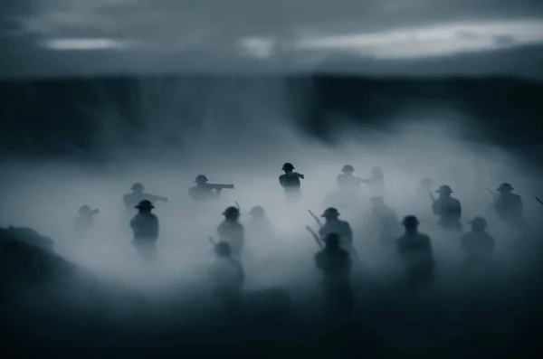 Концепция войны. Военные силуэты боевой сцены на фоне тумана на фоне неба войны, силуэты солдат мировой войны под облачным горизонтом ночью. Сцена нападения. Бронетехника. Танки — стоковое фото