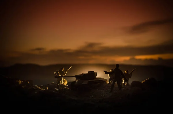 Conceito de Guerra. Silhuetas militares lutando cena no fundo do céu nevoeiro de guerra, Soldados da Guerra Mundial Silhuetas Abaixo Cloudy Skyline À noite. Cena de ataque. Veículos blindados. Batalha de tanques — Fotografia de Stock