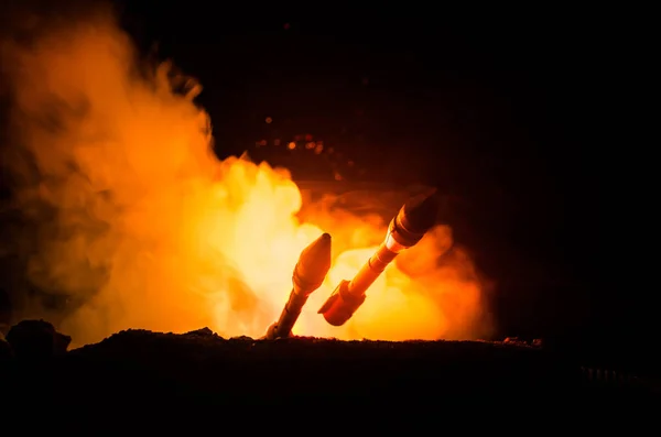Lancement de fusée avec nuages de feu. Missiles nucléaires avec ogive dirigée vers le ciel sombre la nuit. Balistic Rockets War Backgound. Alerte guerre mondiale — Photo