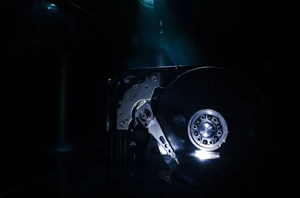 조정 가능한 렌치는 하드 디스크를 해제 합니다. 어두운 배경. 컴퓨터 수리 개념 — 스톡 사진