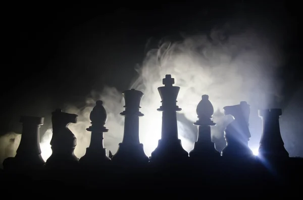 사업 아이디어와 경쟁 및 전략 아이디어 concep 체스 보드 게임 개념. 연기와 안개와 어두운 배경에 체스 피 규 어 — 스톡 사진