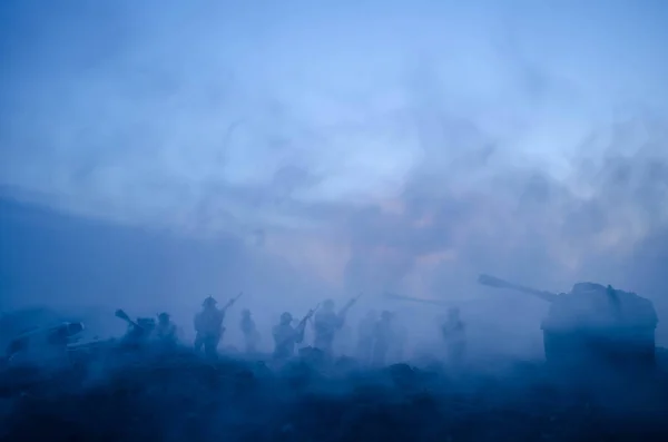 Concept van de oorlog. Militaire silhouetten vechten scène op oorlog mist hemel achtergrond, silhouetten van de Wereldoorlog soldaten onder bewolkte Skyline in de nacht. Aanval scène. Gepantserde voertuigen. Battle tanks — Stockfoto