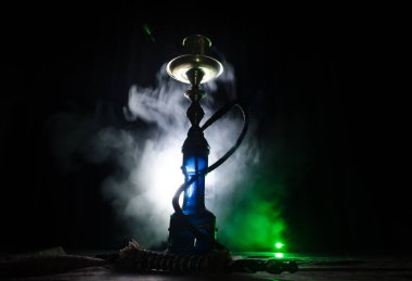 Nargile kömürü nargile kupa siyah arka plan ile. Şık oryantal shisha