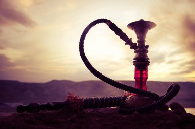 Nargile, geleneksel Arapça harcamak, doğrudan günbatımı güneş ışığı açık fotoğraf