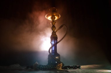 Nargile kömürü nargile kupa siyah arka plan ile. Şık oryantal shisha