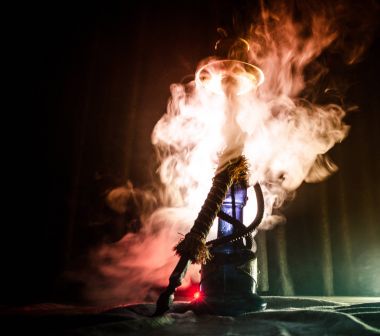Nargile kömürü nargile kupa siyah arka plan ile. Şık oryantal shisha