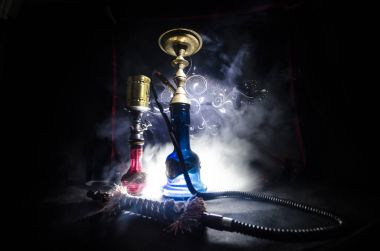 Nargile kömürü nargile kupa siyah arka plan ile. Şık oryantal shisha