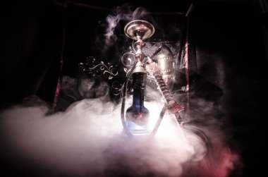 Nargile kömürü nargile kupa siyah arka plan ile. Şık oryantal shisha