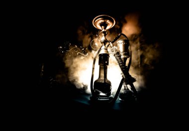 Nargile kömürü nargile kupa siyah arka plan ile. Şık oryantal shisha