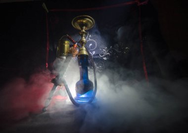 Nargile kömürü nargile kupa siyah arka plan ile. Şık oryantal shisha