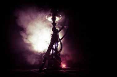 Nargile kömürü nargile kupa siyah arka plan ile. Şık oryantal shisha
