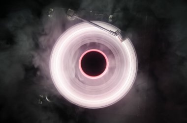 Hız - ateş ve duman izi - vinil kayıt kavramı. Vinil disk yazma. Pikap vinil plak çalar. Retro ses ekipmanları için disk jokey. Ses teknolojisi. Yakın çekim