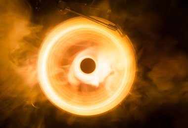 Hız - ateş ve duman izi - vinil kayıt kavramı. Vinil disk yazma. Pikap vinil plak çalar. Retro ses ekipmanları için disk jokey. Ses teknolojisi. Yakın çekim