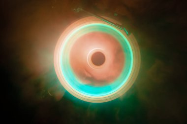 Hız - ateş ve duman izi - vinil kayıt kavramı. Vinil disk yazma. Pikap vinil plak çalar. Retro ses ekipmanları için disk jokey. Ses teknolojisi. Yakın çekim