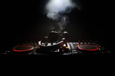 DJ iplik, karıştırma ve bir gece kulübünde tırmalamak, eller DJ 's dj güverte, strobe ışıklar ve sis, seçici odak çeşitli parça denetimlere tweak