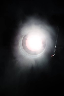 Hız - ateş ve duman izi - vinil kayıt kavramı. Vinil disk yazma. Pikap vinil plak çalar. Retro ses ekipmanları için disk jokey. Ses teknolojisi. Yakın çekim