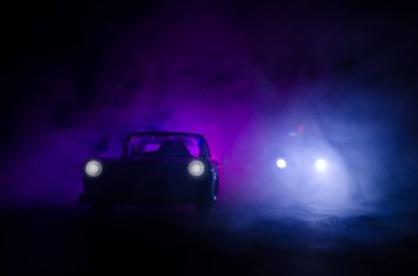 Polis arabası sisli bir arabayı gece takip ediyor. 911 Acil Müdahale Ekibi olay yerine hızla gidiyor..