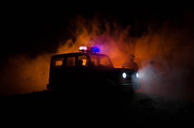 Anti-çevik kuvvet polisi vermek sinyal hazır olmak. Hükümet güç kavramı. Polis içinde hareket. Işık ile karanlık bir arka plan üzerinde duman. Mavi kırmızı yanıp sönen sirenler. Diktatörlük güç. Seçici odak