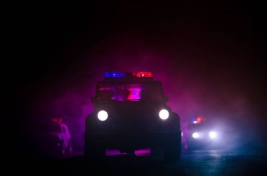 polis arabası hız aydınlatma gece yolda. Polis arabaları sis ile hareket yolu üzerinde. Seçici odak. Chase