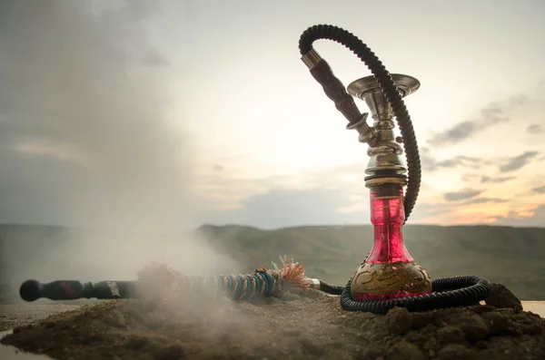 Vodní dýmka, tradiční Arabská vodovod, přímé slunce světlo venkovní fotografie — Stock fotografie