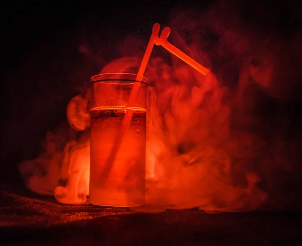 Copo de Cocktail Alcoólico Vermelho sobre fundo escuro com fumaça e luz de fundo. Disparar coquetel quente. Conceito de clube — Fotografia de Stock