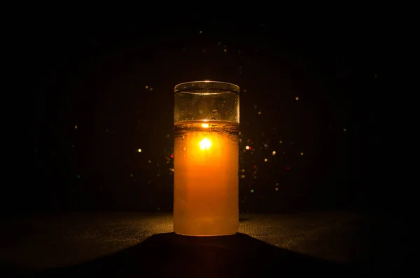 Φωτεινό κίτρινο πράσινο κοκτέιλ γαρνιρισμένα με ασβέστη. Κοκτέιλ κλασσικό αλκοόλ, αλκοολούχα ποτά, αναψυκτικά, γευστικά κοκτέιλ σε σκούρο φόντο με τον καπνό και το φως — Φωτογραφία Αρχείου