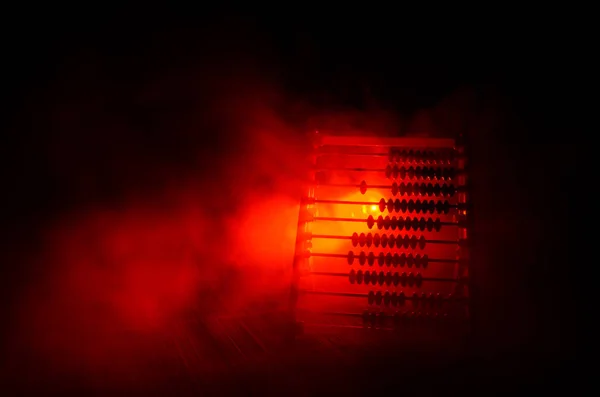 Calculadora china con cuentas de colores sobre humo naranja fuego fondo oscuro. Concepto foto de negocios, niño, educación, enseñanza, aprendizaje , —  Fotos de Stock