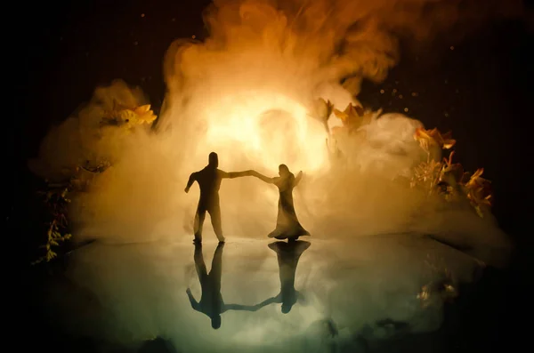 Oyuncak çift ayın altında geceleri dans siluetleri. Erkek ve kadın aşık ay ışığında dans figürleri — Stok fotoğraf